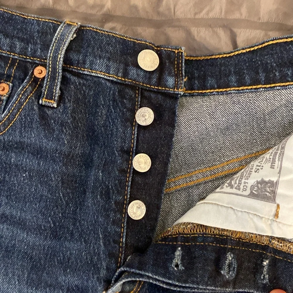 Levi's Women's 501 Original Shorts, Salsa Shaker (Waterless), sz 28 - Picture 3 of 6